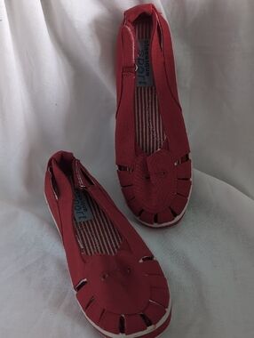 Casual Women's Red Slip-On Heart Accent Flats